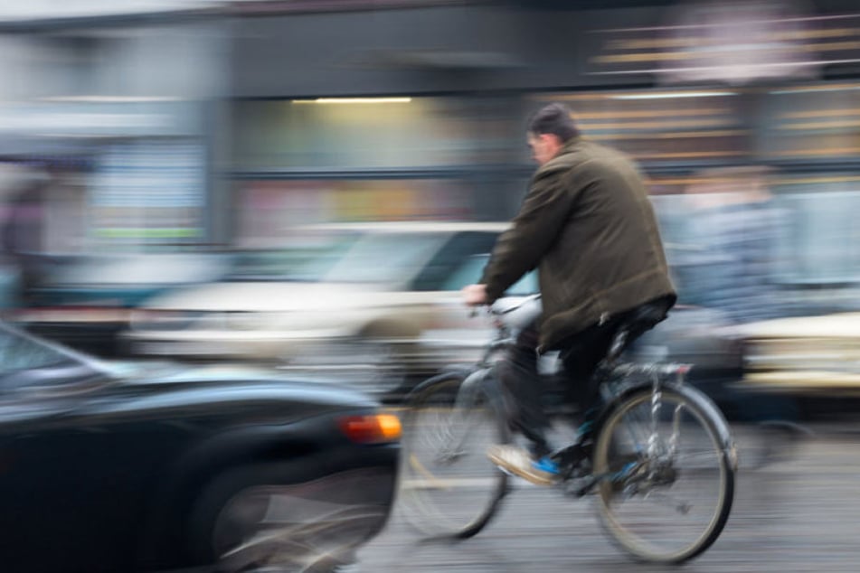Ein Autofahrer hat an einer Kreuzung in Leipzig einen Radfahrer übersehen und diesen gegen einen anderen Pkw geschleudert.