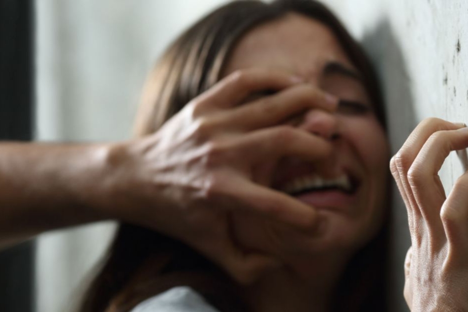 Zwei Männer waren auf der Kirmes auf die Frau losgegangen. (Symbolbild).