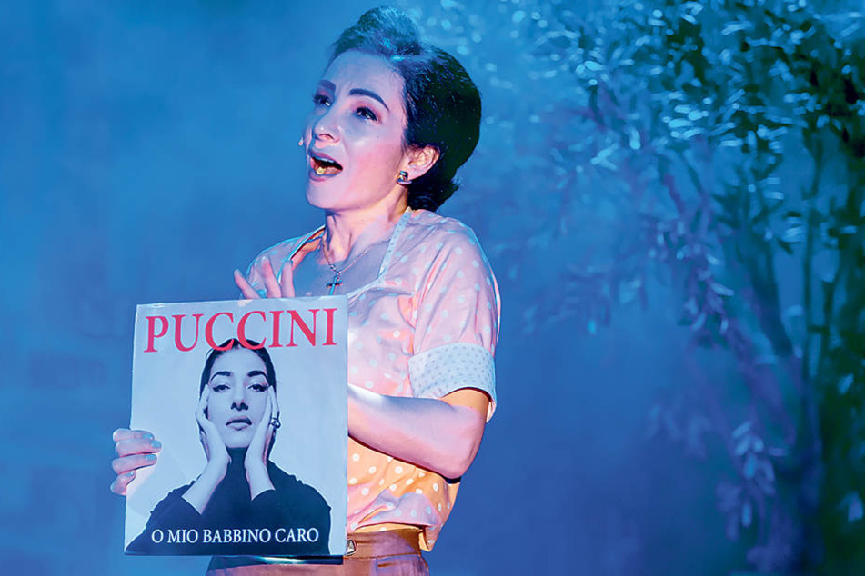 Sopranistin Karina Schwarz überrascht das Publikum im Boulevardtheater-Stück "Azzurro" mit einer Puccini-Arie.