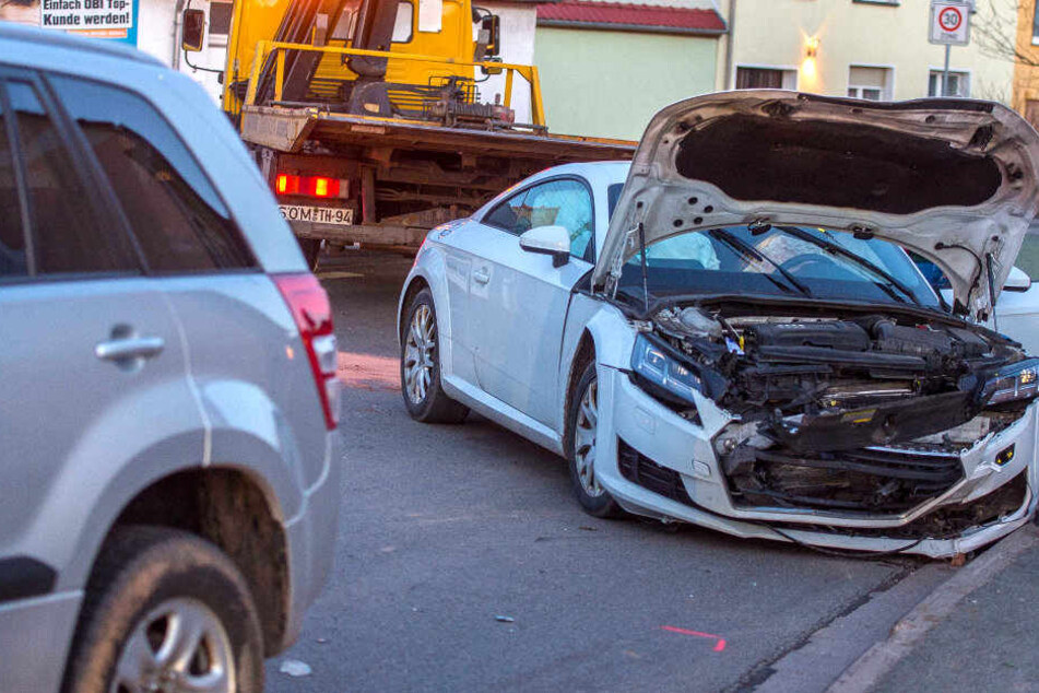 Beide Fahrzeugen wurden bei dem Unfall schwer beschädigt.