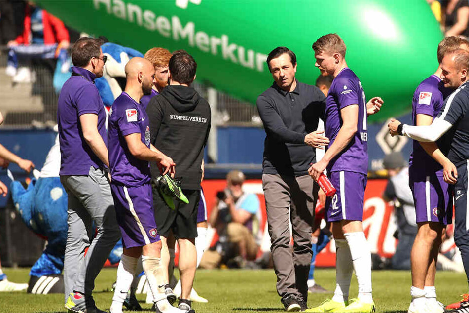 FCE-Trainer Daniel Meyer (M.) freute sich mit Steve Breitkreuz und seinen Spielern über den Punktgewinn beim großen HSV.