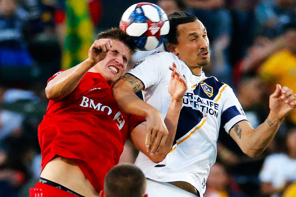 Torjäger Zlatan Ibrahimovic (r.) im Kopfballduell mit Torontos Liam Fraser.