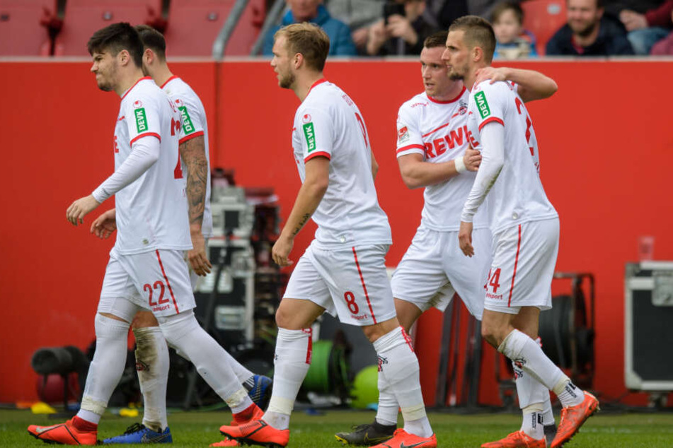 Die Kölner Spieler freuen sich mit Torschütze Dominick Drexler (r.).