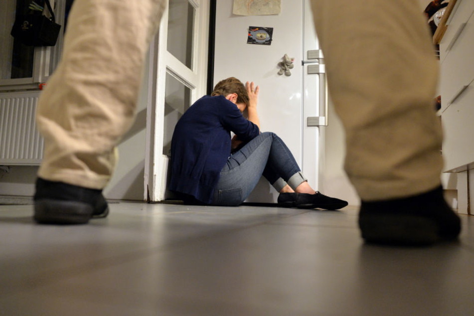 Die Frau floh vor ihrem Ehemann auf die Straße. (Symbolbild)