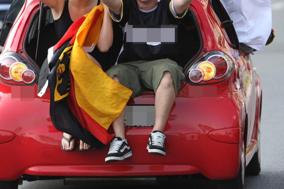 Ein Mann fiel aus einem offenen Kofferraum und verletzte sich tödlich. (Symbolbild)