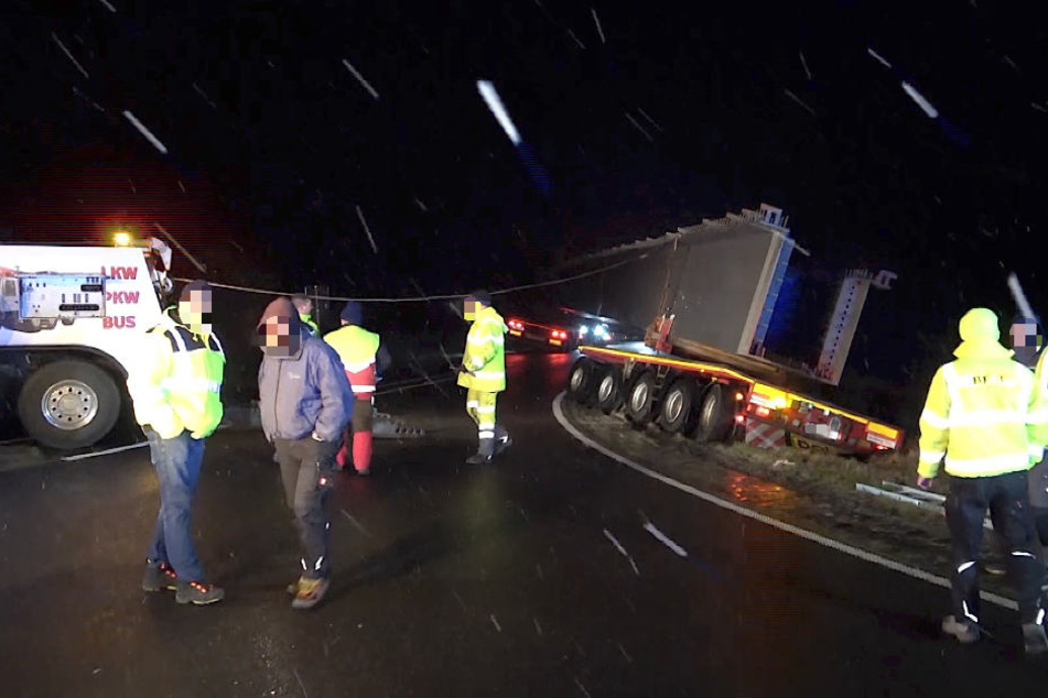 In der Nacht zum Freitag geriet ein Schwerlasttransport im Salzlandkreis auf das Bankett neben der Autobahnzufahrt.