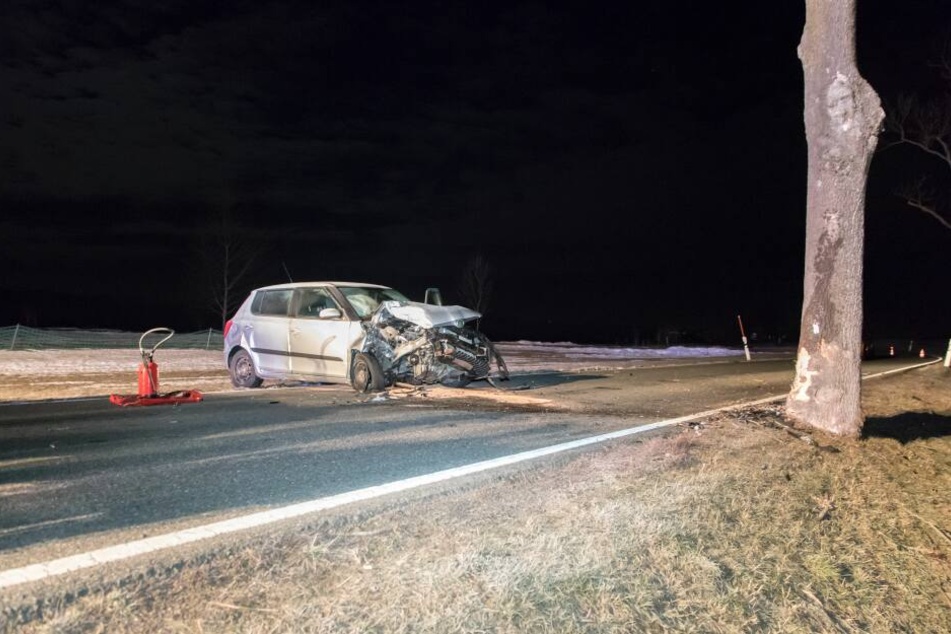 Der Skoda krachte auf der S222 frontal gegen einen Baum.
