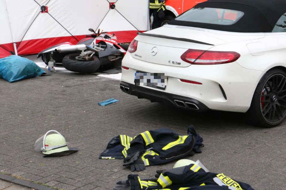 Der Biker krachte mit seiner Suzuki in den Mercedes.
