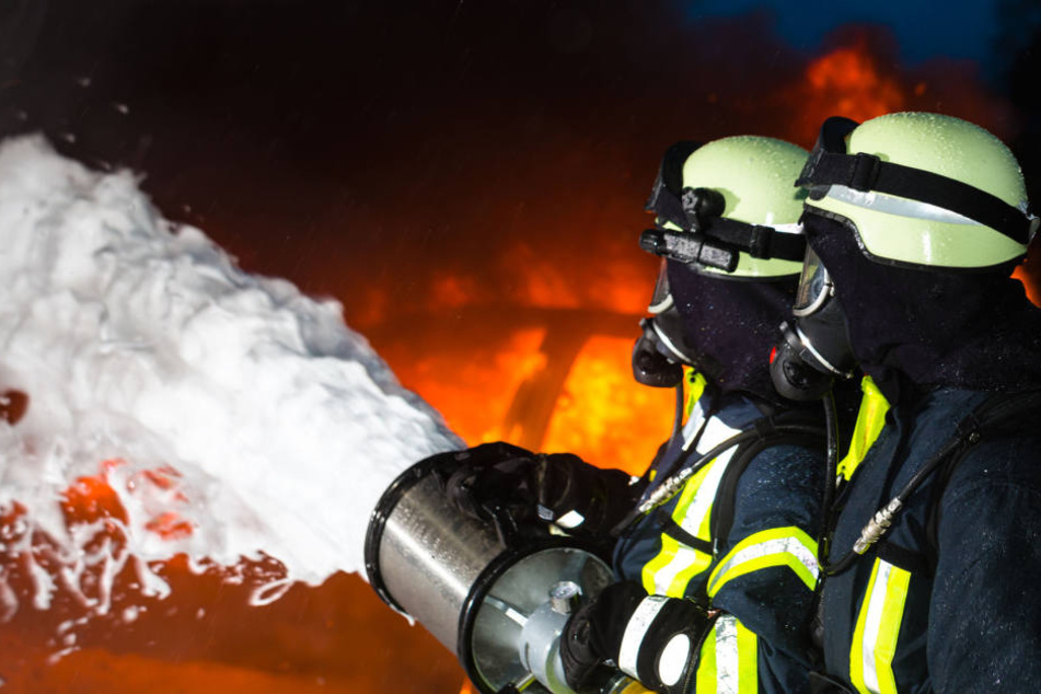 Die eingesetzten Feuerwehrleute konnten das Ausbrennen der leerstehenden Wohnung nicht verhindern (Symbolbild).