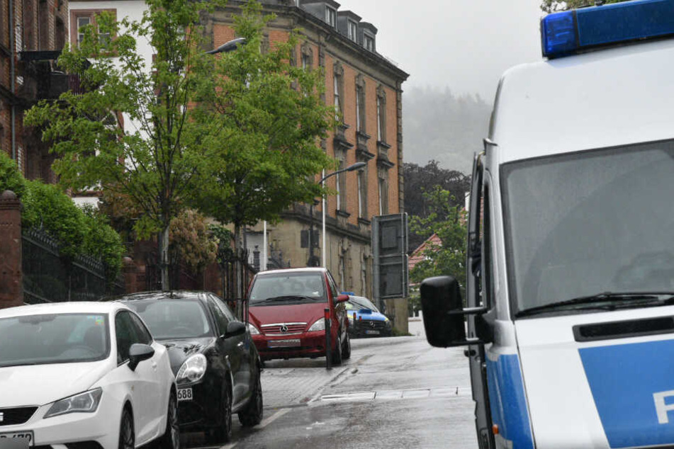 Polizei vor Ort am Amtsgericht Weinheim.