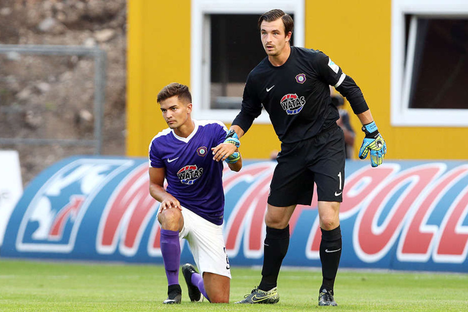Aue-Keeper Martin Männel (r.) und Abwehrmann Julian Riedel dürften auch genervt von viel Lob und wenig Punkten sein.