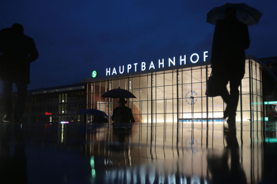 Eine Schaffnerin hat am Kölner Hauptbahnhof einen Mann aus einem anfahrenden Zug gestoßen.