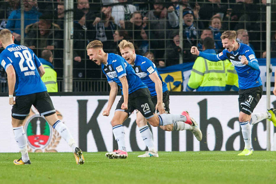 Spezialisten für die späten Tore: Hier jubeln die Kicker über den 2:2-Ausgleich von Leandro Putaro (Nr. 29).