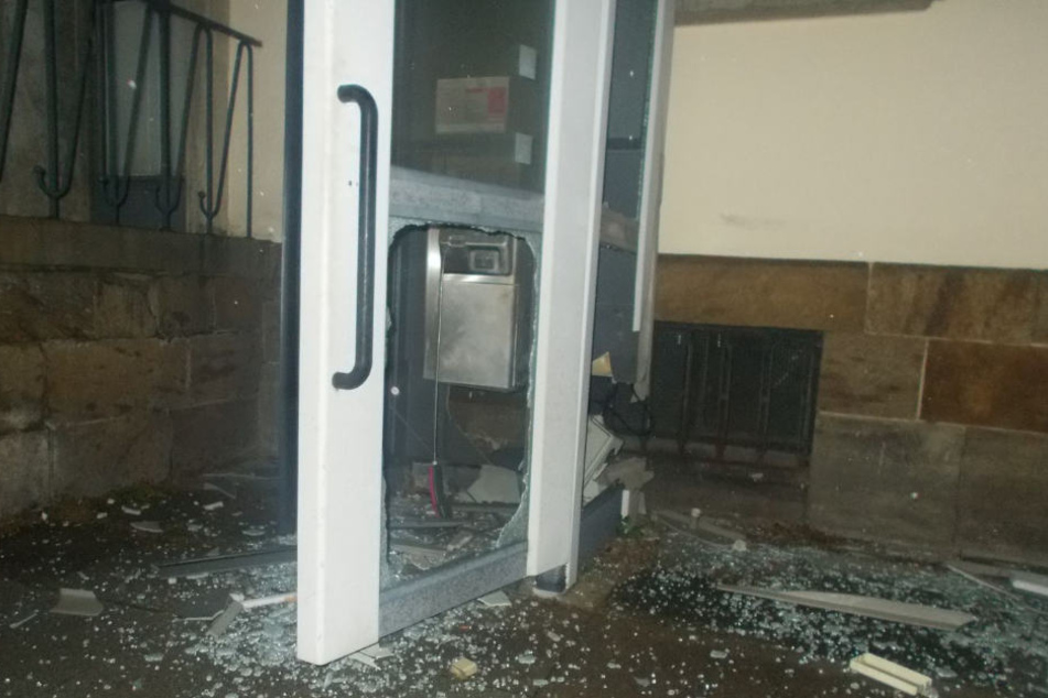 Durch die Detonation wurde die Telefonzelle ziemlich mitgenommen.