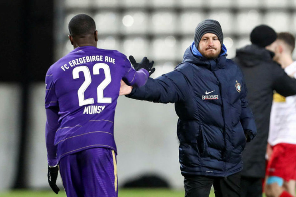FCE-Coach Hannes Drews (rl.) klatscht mit Ridge Munsy ab.