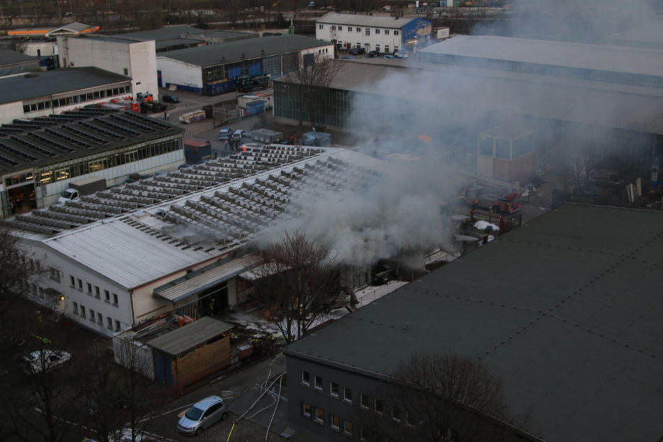 Eine dichte Rauchwolke steigt über der Lagerhalle in Lichtenberg auf.