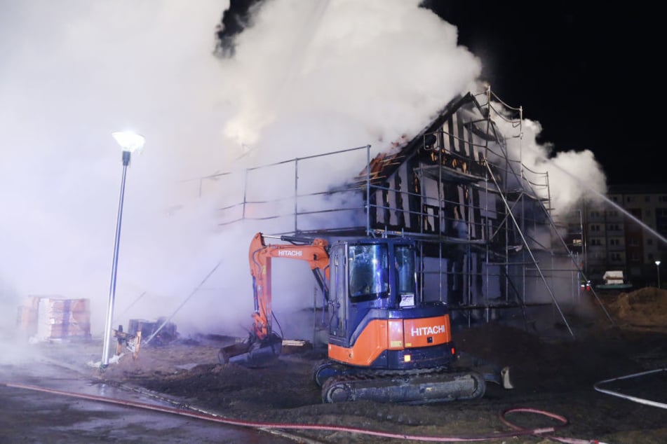Ein im Rohbau befindliches Einfamilienhaus in Coswig ist in der Nacht zu Dienstag in Flammen ausgebrochen.