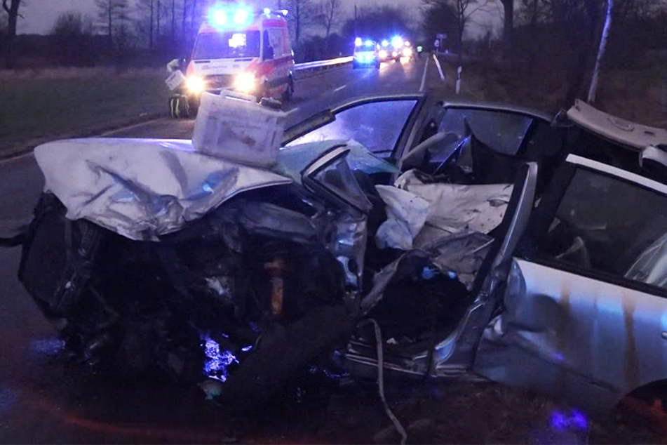 Drei Personen wurden bei dem Unfall schwer verletzt.