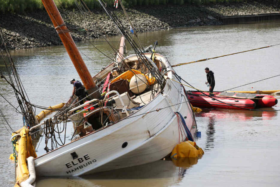 Die gelben Ballons sollen das havarierte Schiff aufrichten.