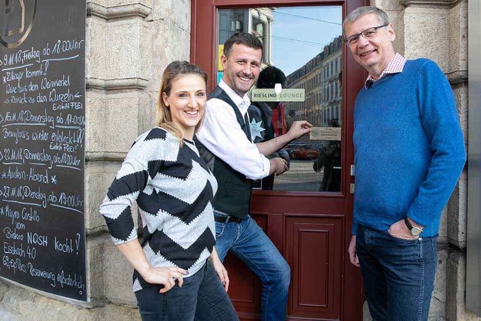 Jauch zeichnete Sommelier Jens Pietzonka (46, WeinZentrale) als Wein-Botschafter aus. Links dessen rechte Hand Jana Schüller (32).
