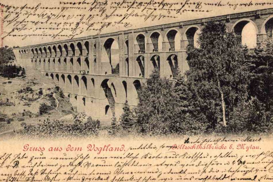 Mit dem Bauwerk wurde bereits auf historischen Postkarten geworben (o.).