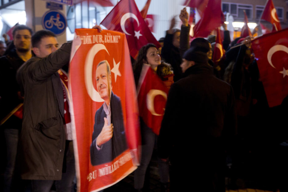 Unterstützer des türkischen Präsidenten Erdogan demonstrieren am 12. März in Rotterdam vor dem türkischen Konsulat.