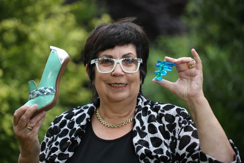 Weiß, worauf Frauen stehen: Dr. Jutta Horezky (69) bestückt ihre TiggersShoes-Kollektion mit robusten und originellen Acryl-Absätzen.