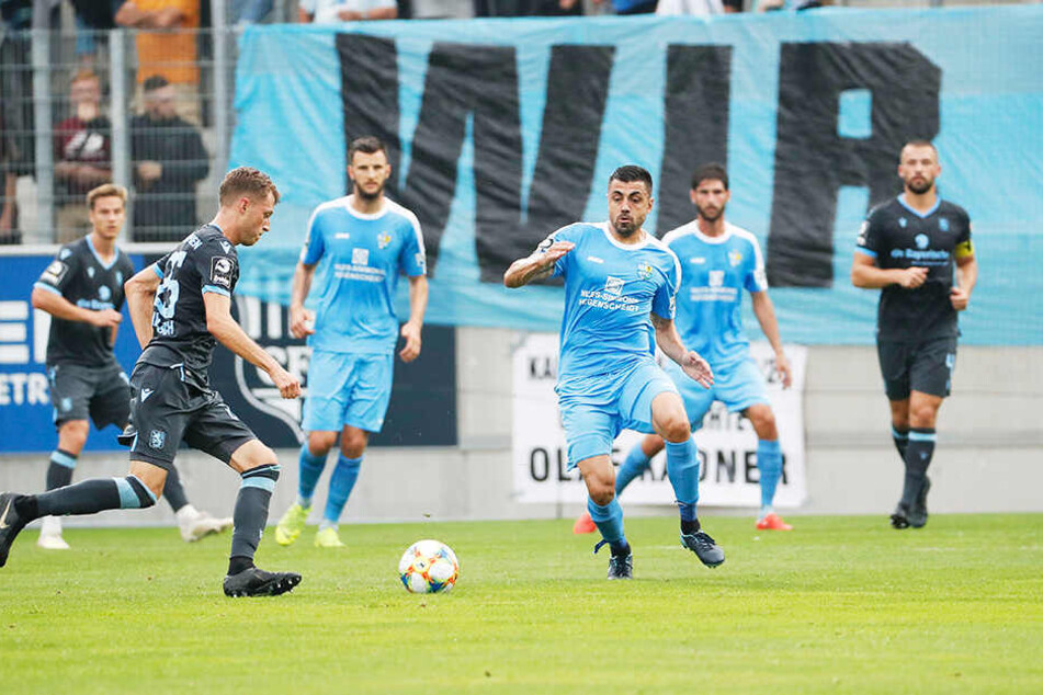 CFC-Kicker Georgi Sarmov (vorne-rechts) läuft Marius Willsch an..