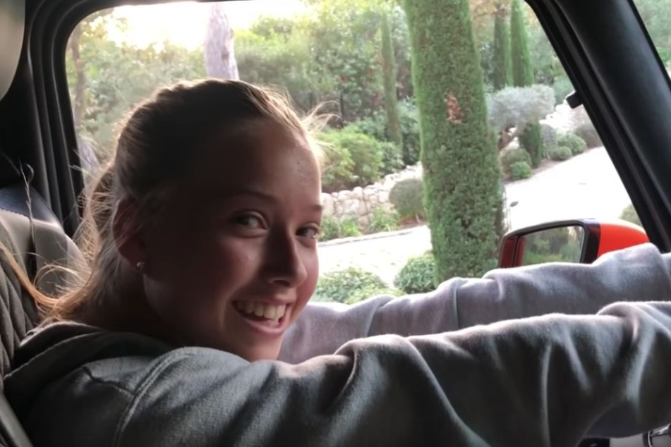 Robert höchstpersönlich gibt seiner Tochter die erste Fahrstunde im Jeep.