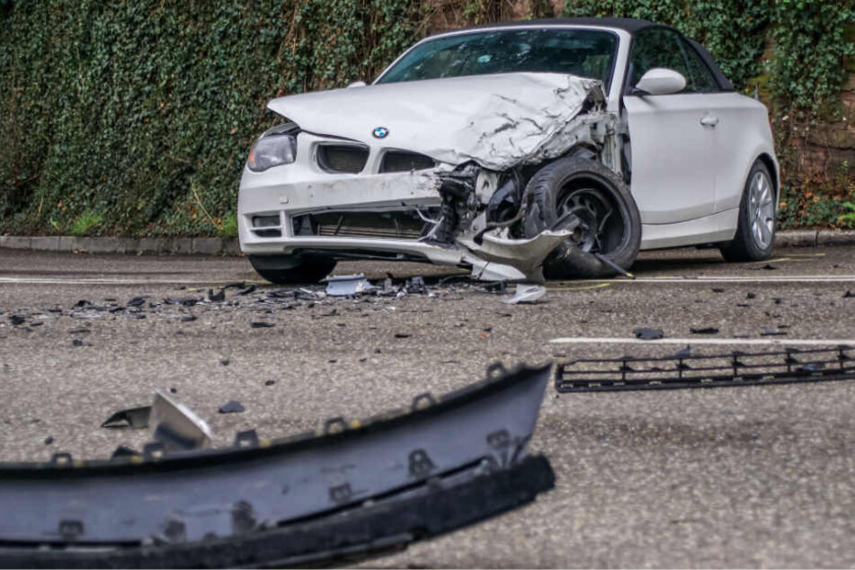 Dieser BMW war verbotenerweise geradeaus gefahren, anstatt abzubiegen.