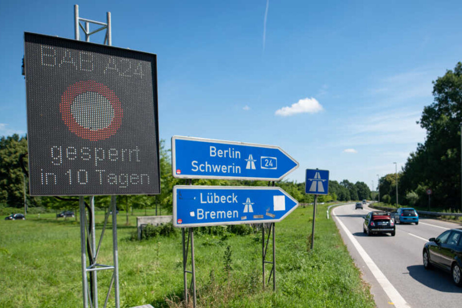 Elektronische Tafeln weisen bereits auf die Sperrung der A24 hin.