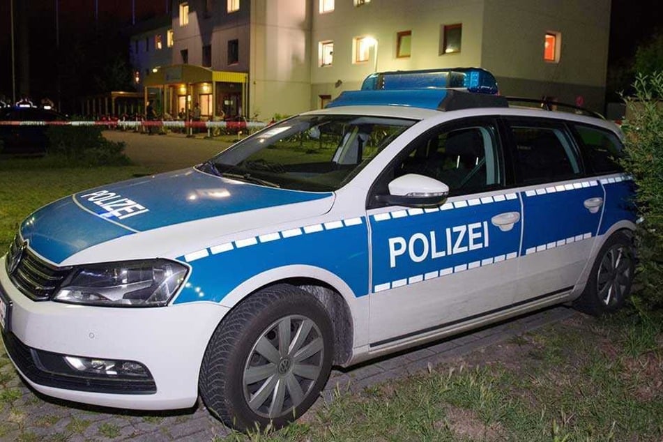 Ein Polizeiauto steht vor einem Asylheim (Symbolbild).