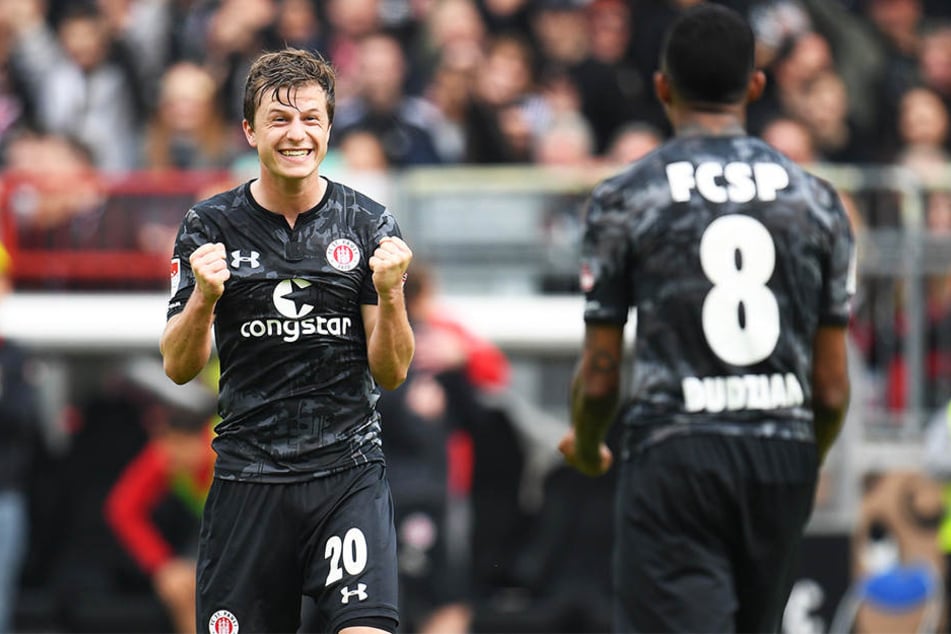 St. Paulis Richard Neudecker (l.) bejubelt mit Teamkollegen Jeremy Dudziak seinen Klassetreffer zum 3:0-Endstand gegen die SpVgg Greuther Fürth.