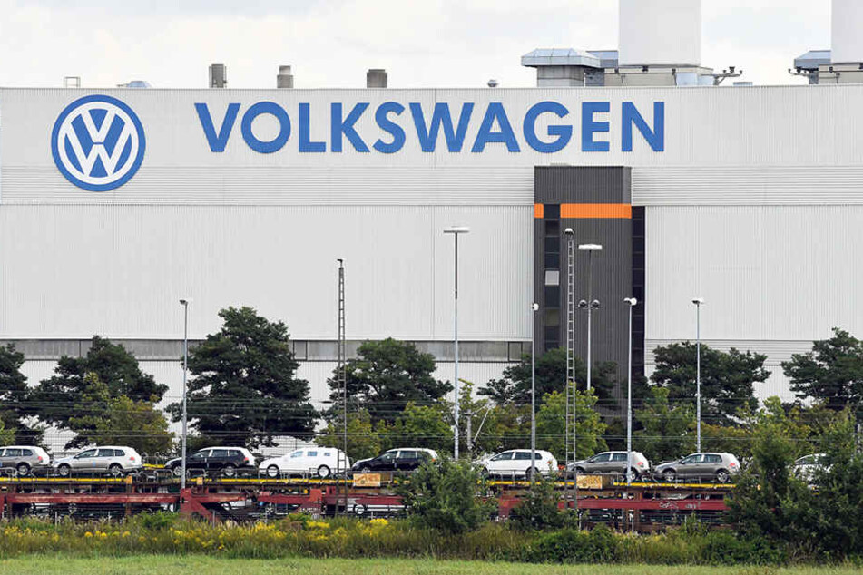 Volkswagen in Sachsen: Züge mit Neufahrzeugen stehen vor dem VW-Werk in Zwickau.