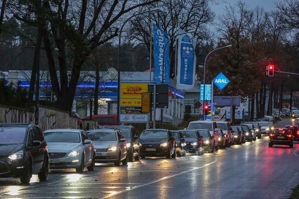 An der Fischhausstraße staut sich der Verkehr teilweise bis in die Heide zurück.