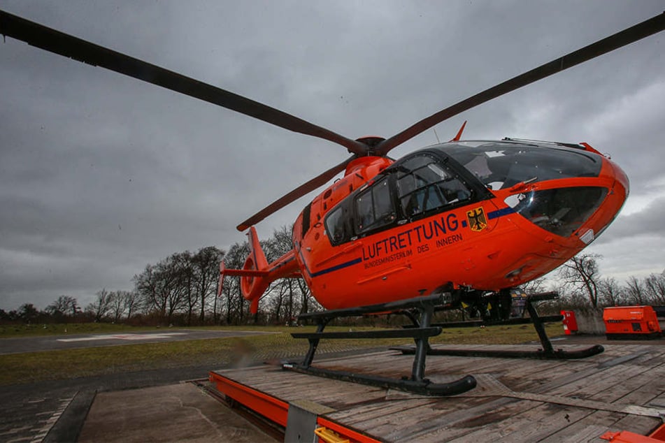 Der Hubschrauber "Christoph 13" ist in der Luft, um den Mann zu versorgen (Symbolbild).