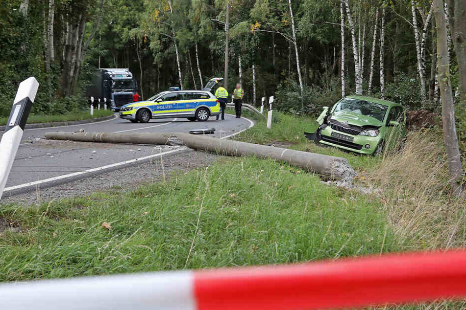 Der Betonmast fiel quer über eine Fahrbahn der Limbacher Straße.