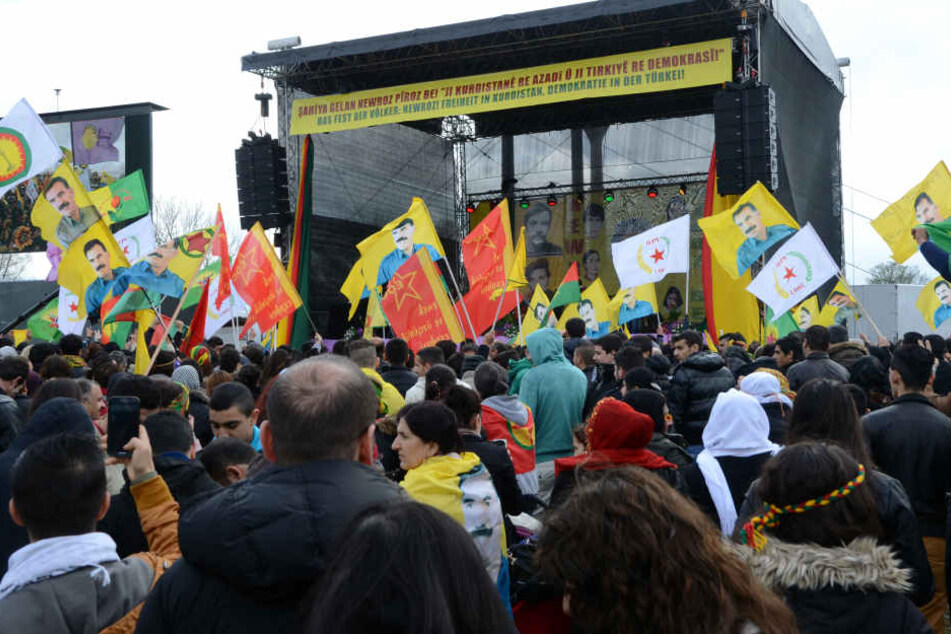 Tausende Kurden versammeln in Düsseldorf zu ihrem traditionellen Neujahrsfest "Newroz". (Archivbild)