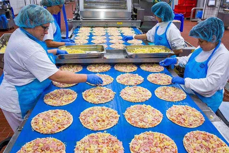 Fertig-Pizzen am Laufband! Dank der hohen Verkaufszahlen konnte Dr. Oetker ein Umsatzplus einfahren.