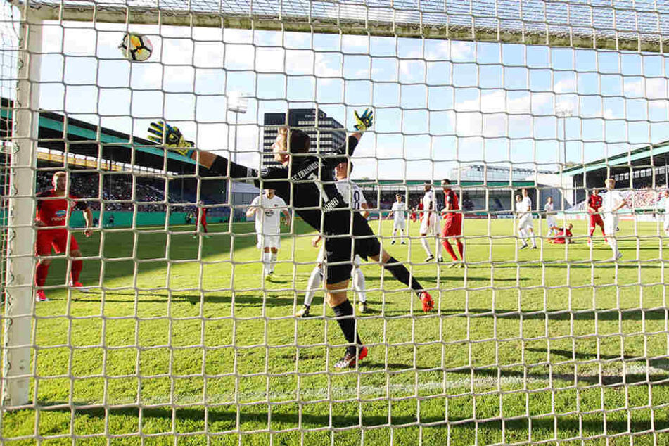 Der Anfang vom Ende in Wiesbaden nach drei Minuten: Aues Keeper Martin Männel fing sich nach
einer Ecke und einem Schuss von David Blacha ein ganz dummes Ding ein.