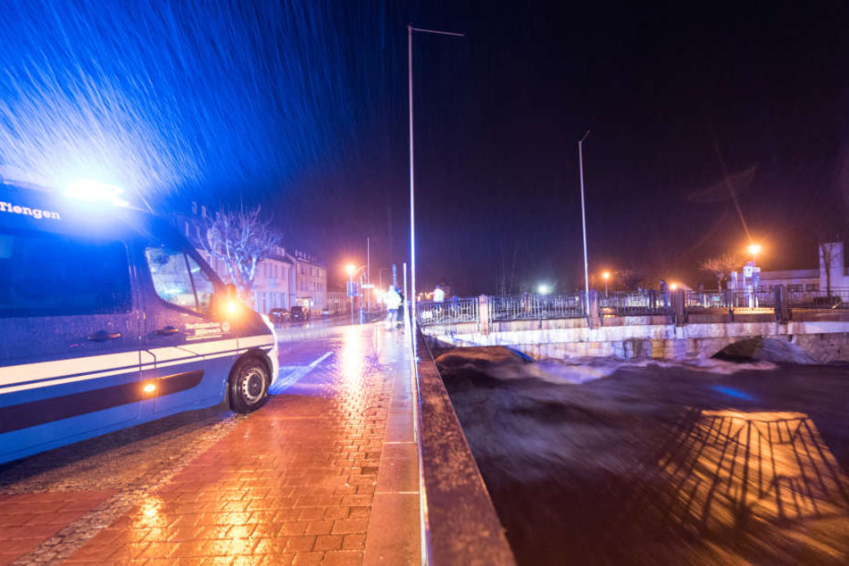 Ein THW-Fahrzeug steht in St. Blasien neben dem Fluss Alb. Die Einsatzkräfte waren die ganze Nacht im Einsatz.