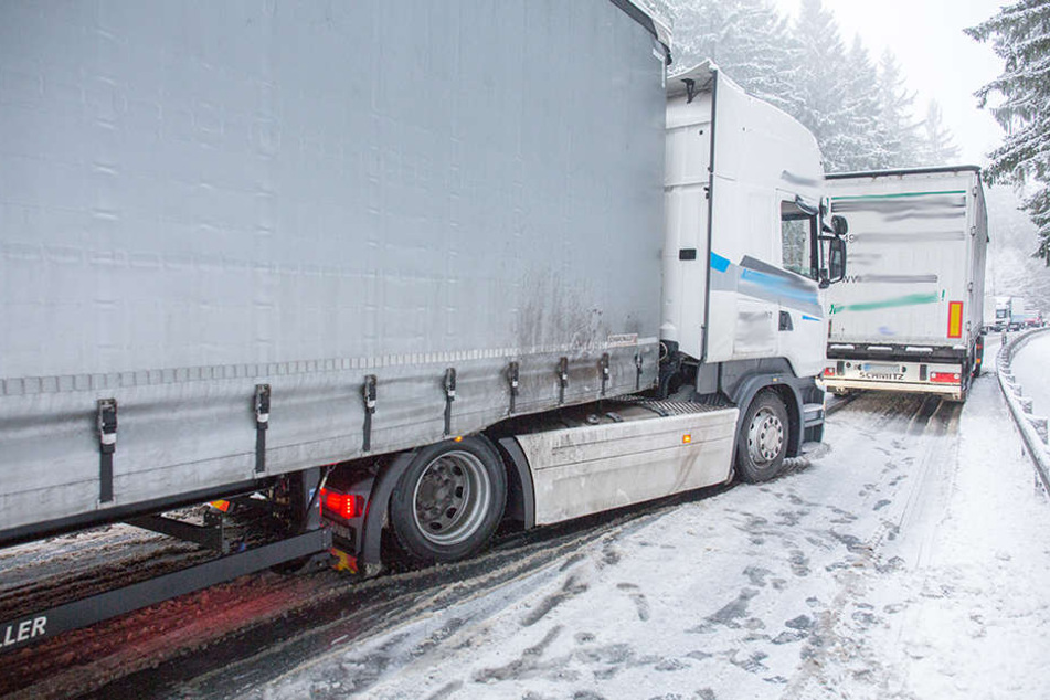 Auf der B101 zwischen Heinzebank und Pockau stellten sich zahlreicher Laster quer.