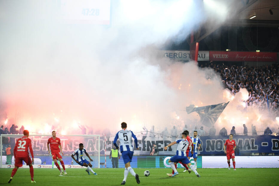 Pyro-Wahnsinn An der Alten Försterei! Im Block der Herthaner brannte es lichterloh.