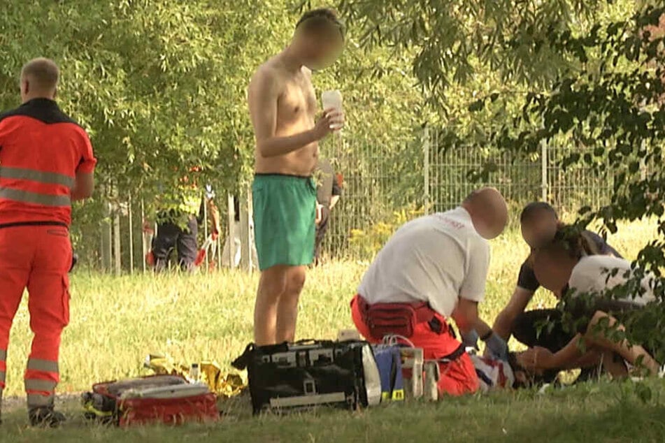 Rettungskräfte versuchten, das Leben des 27-jährigen Mannes zu retten. Am frühen Abend verstarb er jedoch im Krankenhaus.