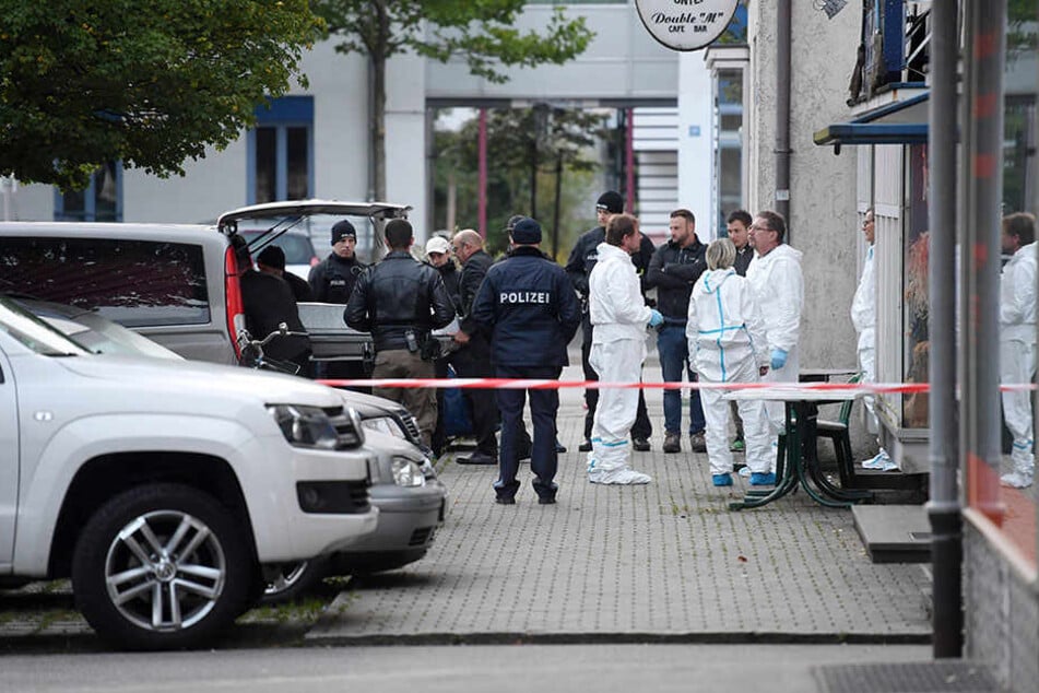 In einem Pub hat ein Mann mit einem Gewehr auf die Anwesenden geschossen - es gab zwei Tote und zwei Schwerverletzte gegeben.