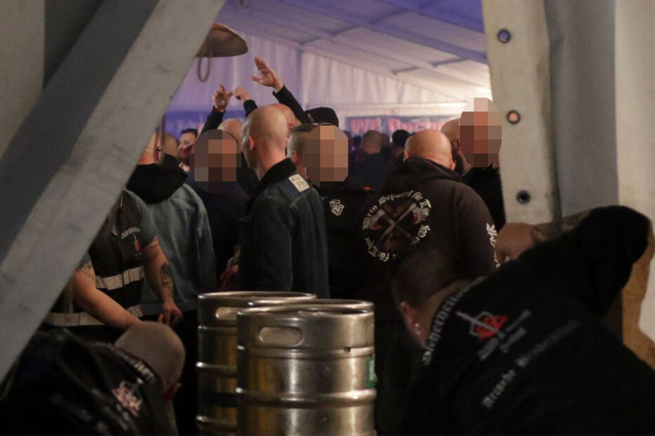 Ein Teilnehmer zeigt den Hitlergruß - jedoch mit der linken Hand.
