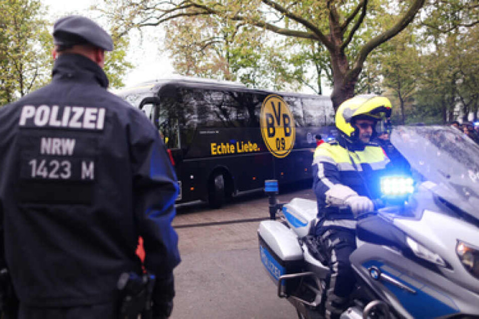 Vor dem Spiel gegen Eintracht Frankfurt wurde der Mannschaftsbus des BVB mit großen Sicherheitsvorkehrungen geschützt.