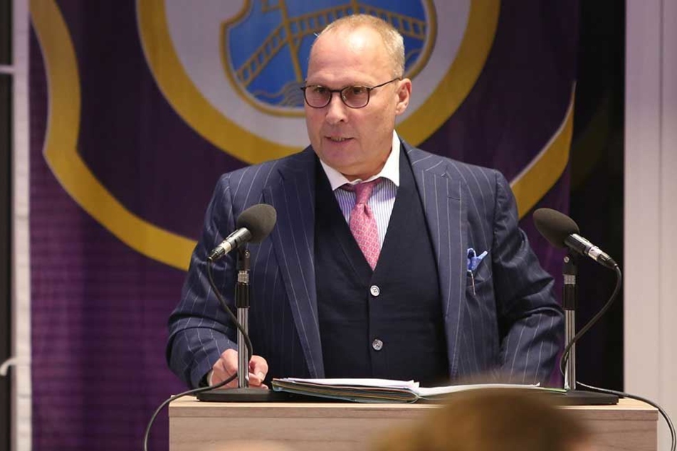 Aues Präsident Helge Leonhardt spricht auf der Mitgliederversammlung.