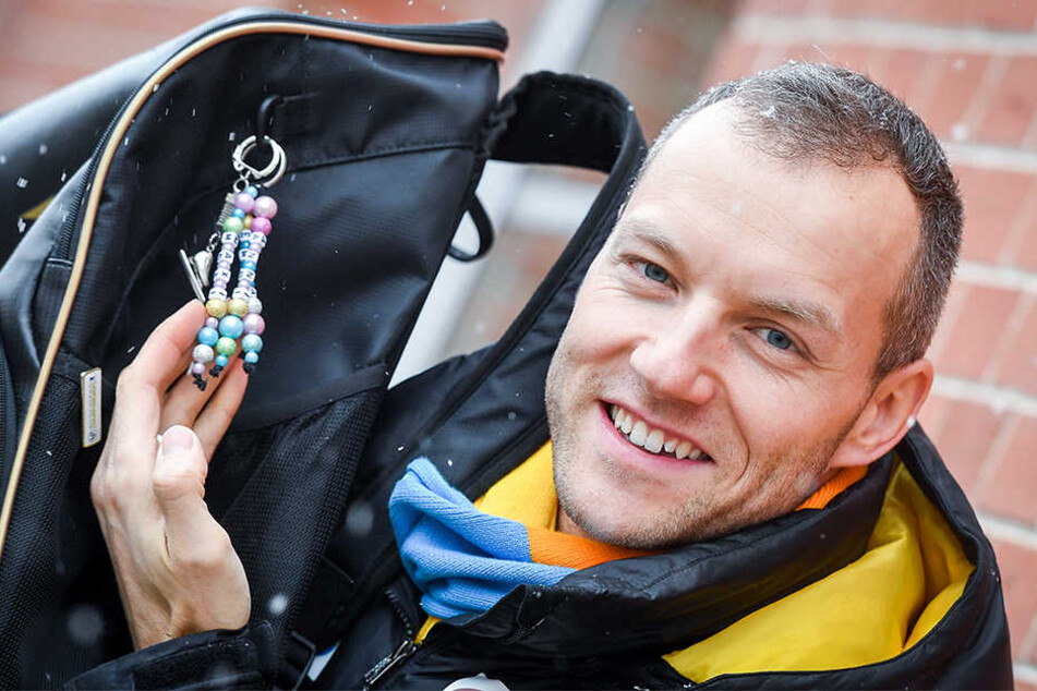 Nico Ihle (32) zeigt seine Glücksbringer: Die drei Perlenketten mit den Namen Anni, Emma und Maxi hat Töchterchen Emma für ihren Papa gebastelt.