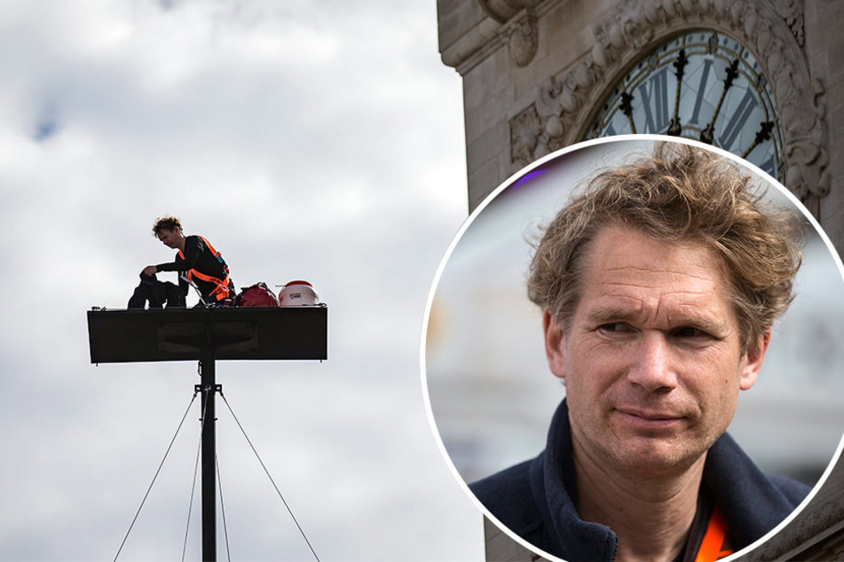 Der französische Künstler Abraham Poincheval lebt fünf Tage auf einer 20 Meter hohen Plattform.
